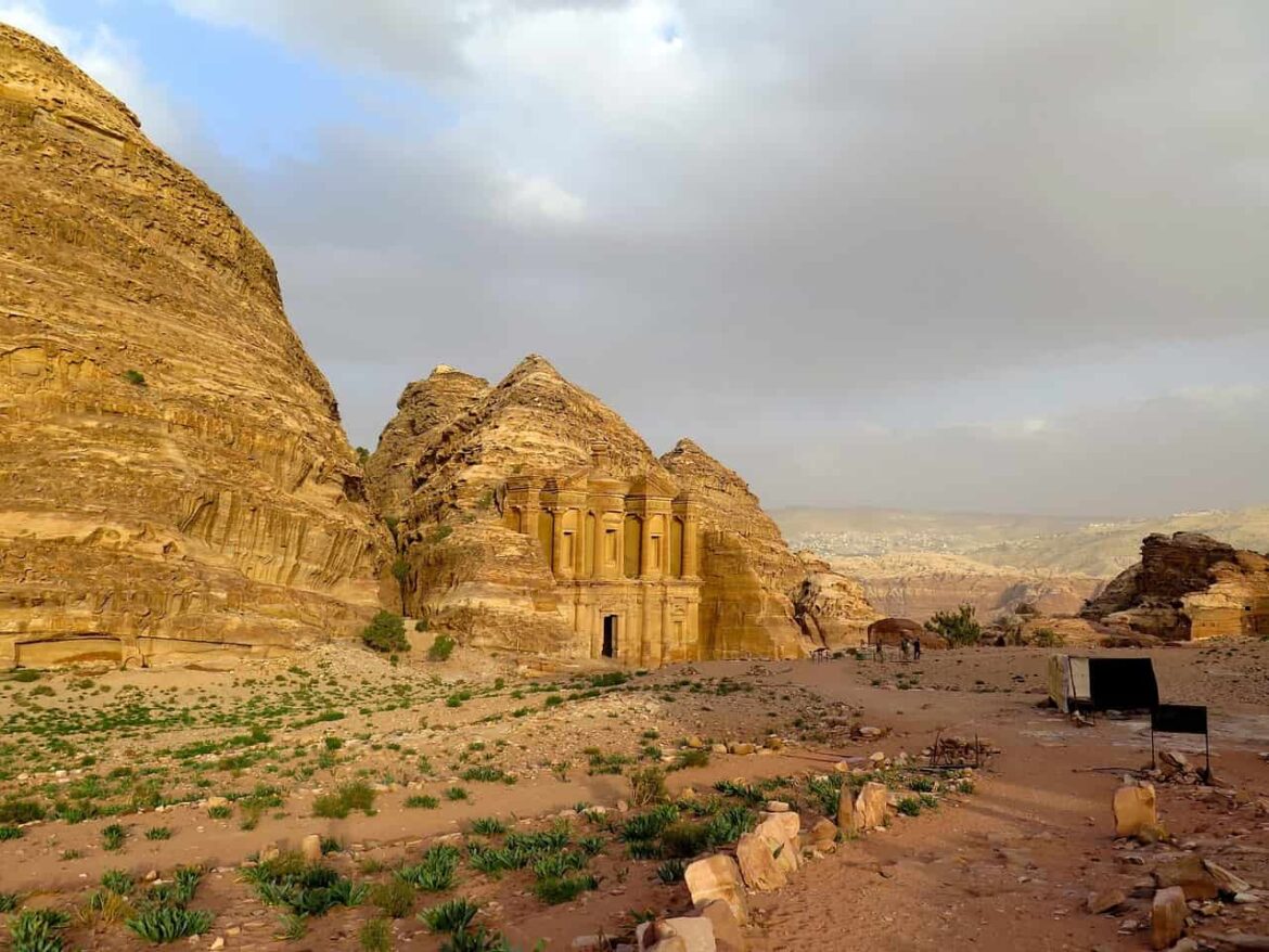Le monastère d'Ad Deir, une impressionnante structure nabatéenne taillée dans la roche en Jordanie, sous un ciel nuageux.