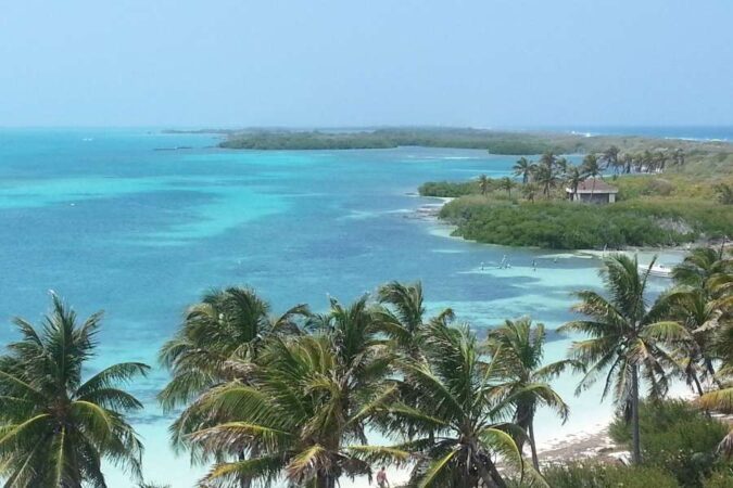 Vue aérienne époustouflante de Isla Contoy avec ses eaux turquoise et sa végétation luxuriante.