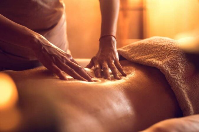 Un soin du dos relaxant illustrant différents types de massages du monde.
